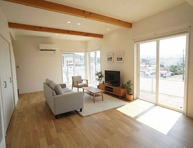 【LDK】光あふれる開放的なリビングからは、四季折々の自然を独り占め。心地よい風と優しい光に包まれ、心満たされるひとときを過ごせます。シンプルで洗練された空間は、あなたらしい暮らしを叶える最高の舞台です。