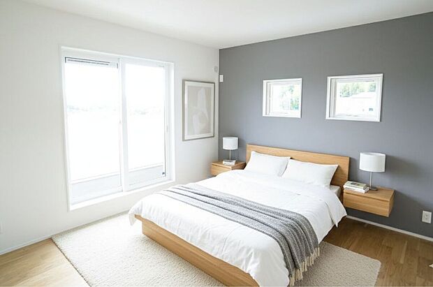 【2階居室】2階の主寝室は8帖、ゆとりの広さを確保しました。お子様が小さいうちは一緒に寝ることもできますね♪ベランダにつながっているので、1日の始まりに新鮮な空気を取り入れて、爽やかに過ごせます。