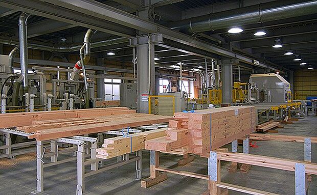 【プレカット】構造材に使用する木材の品質管理は、社内で責任を持って行っています。プレカット工場では、構造設計で正確に算出されたデータをもとに、木材を接合するための仕口・継手という加工を行っています。これにより現場の作業効率を大幅にアップでき、工期を短縮し、コストダウンにも繋がり、さらに、廃材や余剰材を削減することで、環境に配慮された現場となります。