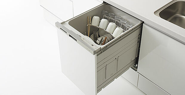 【ディープ型食器洗い乾燥機】大容量のディープ型を採用!大容量を活かして、まな板、フライパンといった調理道具と食後のお皿などを一度に洗えて効率的。また少人数のご家庭でも、1日分をまとめて洗えるから、家事の時間がぐっと少なくなります。