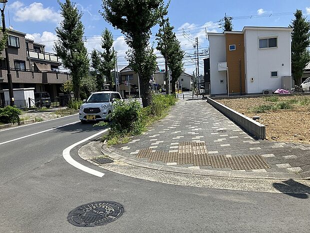 北側道路、歩道含め約15ｍ。（2025年8月撮影）