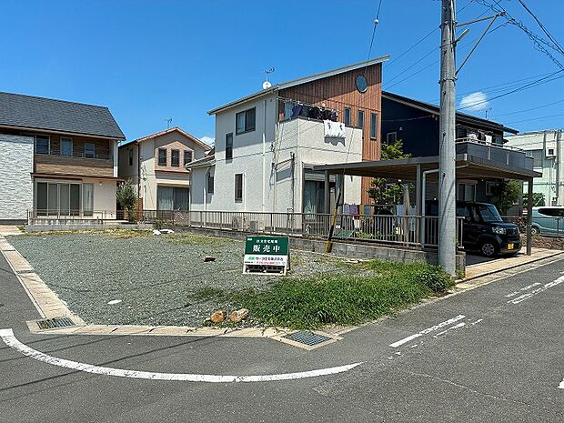 南側前面道路から撮影。造成工事完了済みです。(2026年7月撮影)