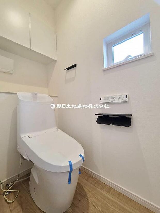 【トイレ】トイレットペーパーや掃除用品がストックできるスペースを確保。すぐに取り出せるため便利です。