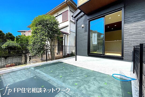 年中大活躍のプライベート空間になるお庭は、ご家族の団らんの場として最適なスペース。夏場にはご家族やご友人を招待してのBBQやお子様の水遊びも楽しめますね!家族の思い出作りの場として。
