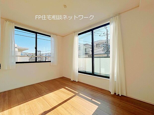 光が取り込みやすい2面採光の居室。日当たり良好です。しっかりとした大きさのクローゼットを完備し、収納スペースも十分。学習デスクやベッドの配置もラクラクです。