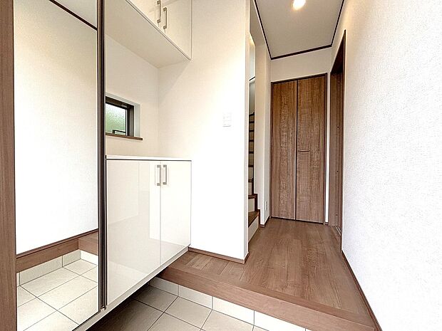 散らかりがちな玄関もスッキリと保てる玄関収納は、家の中に入る時一番最初に目に付く場所だからこだわりたいですよね!落ち着いた雰囲気の色目が、お部屋の雰囲気をそのまま表している家の顔です。