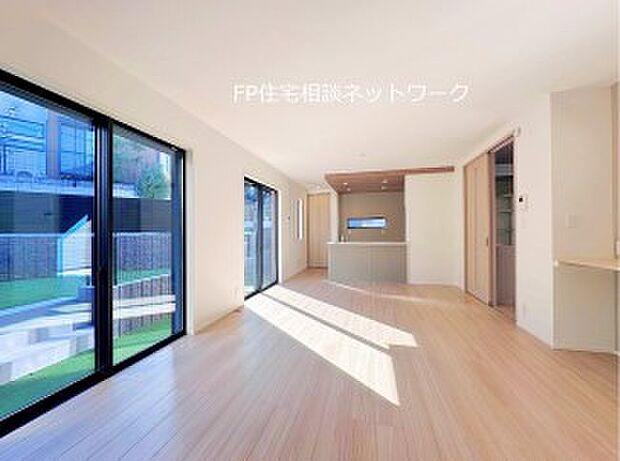 オープンでのびやかな空間を生み出す、こだわりの広がりとゆとり。家族と過ごす時間を大切にしたい方にぴったりの明るくゆとりある住空間です。南側の窓からの日差しがリビングの隅々までしっかりと届きます!