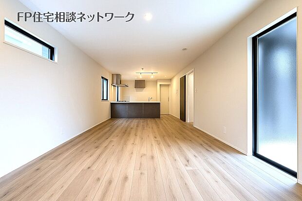 オープンでのびやかな空間を生み出す、こだわりの広がりとゆとり。家族と過ごす時間を大切にしたい方にぴったりの明るくゆとりある住空間です。