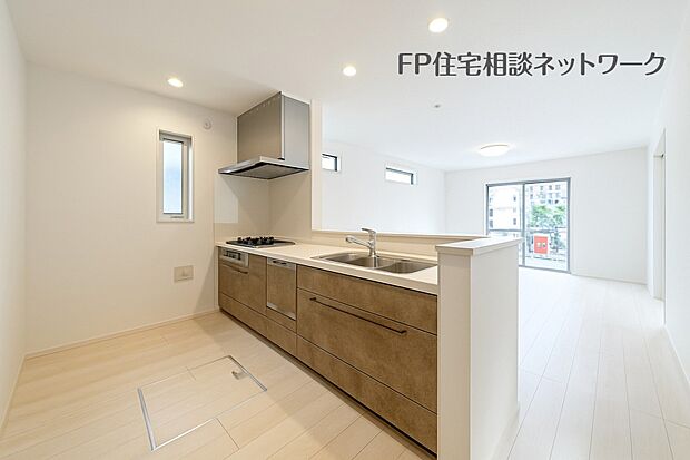 毎日使うキッチン周りが綺麗で清潔に保たれていると、お料理を作るのも楽しくなりますよね。おしゃれなペンダントライトや飾り棚など、機能性とデザイン性を持たせたキッチンで気持ちよくお料理が出来そうです。