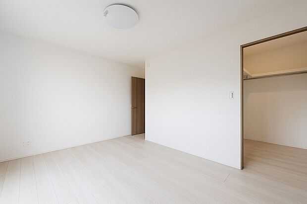 ウォークインクローゼットのある住まいで収納上手な生活を実現！衣類だけでなく、箱物や思い出の品もたっぷり収納できますので、整理整頓おしまい頂けたら居室空間をより広々とお使いいただけます！