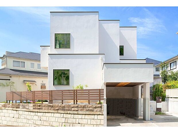 【プラン例　建物価格2500万円　建物面積面積100m2】装飾をなくし、箱型の美しい直線を用いたモダンな装い。