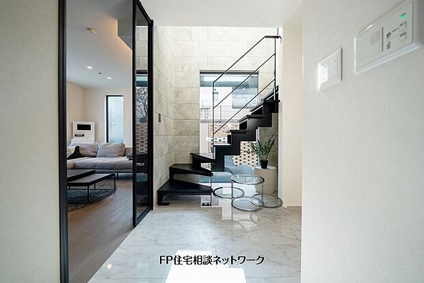 【プラン例　建物価格2300万円　建物面積100m2】吹抜けと鉄骨階段が開放感を演出する玄関ホール。室内にいながら中庭とのつながりも感じられる設計です。