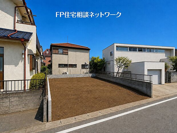 第一種低層住居専用地域の良好な住環境が保たれたエリア。低層の一戸建てを中心とした街並みが整然と続きます。周辺は高い建物がないため、採光や開放性に恵まれ、空が広く緑の多い閑静な趣を感じる環境です。