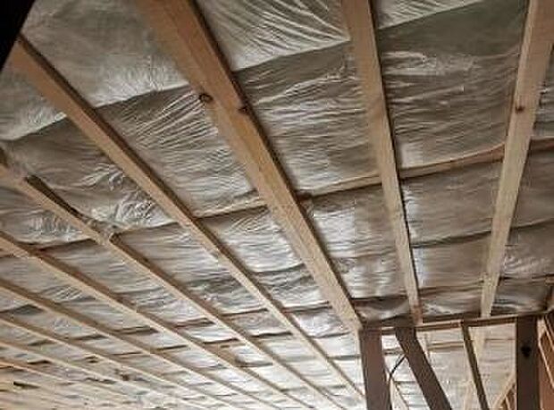 【グラスウール】断熱性に優れたグラスウールを壁と天井にすき間なく施工します。室内を適温に保ち、外部からの騒音も低減します。