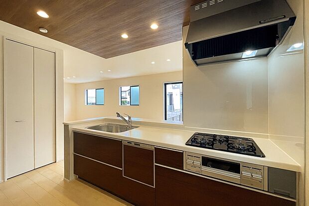 【キッチン】新しいキッチンは食事の支度が捗ります。お手伝いをしてくれるお子様と並びながら準備や片付けが出来るキッチンは、ご家族のコミュニケーションを育む場として活躍します。何気ない時間ですが、大切にしたいですね。