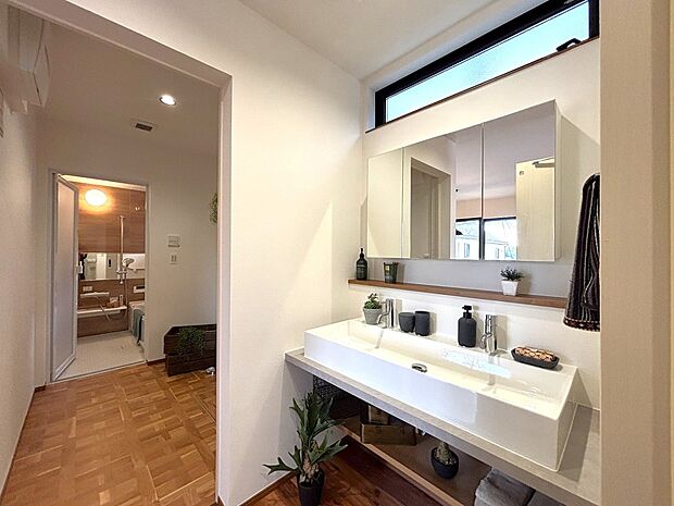 【洗面台・洗面所】ゆとりの洗面スペースで朝の身支度も快適スムーズに。面鏡で髪のセットやお化粧もストレスなくこなせ、朝から気分良く通勤通学に向かえそうですね!