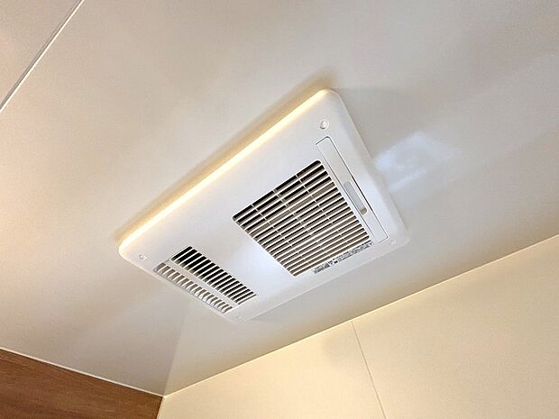 【浴室暖房乾燥機 】お風呂場そのものを乾燥機にしてしまう便利な機能。梅雨時期や花粉の時期に助かる。冬の時期には暖房機能がヒートショックを防ぐ。