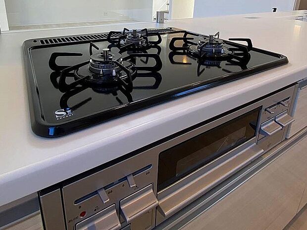 【内観】建物プラン例　建物価格2000万円（税込）建物面積面積98m2　火力が目に見えるため、使いやすいという方も多い、3口のガスコンロ仕様です。