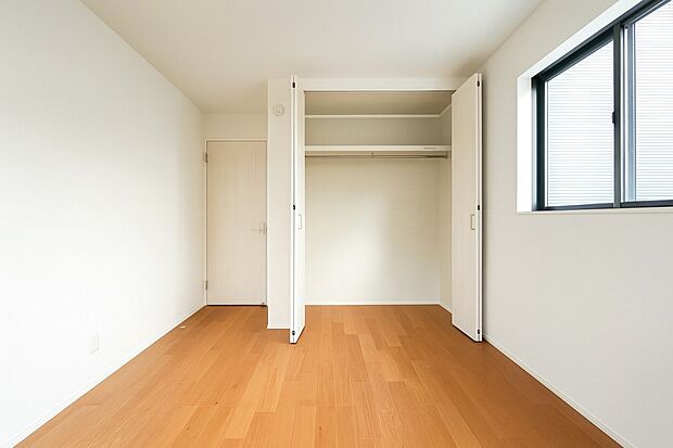 【収納】収納力が豊富な大型クローゼット。普段着やスーツはもちろんのこと、コート類などもしっかり掛けられます。奥行きもあるので、収納ボックスをそのままクローゼットの中へ。