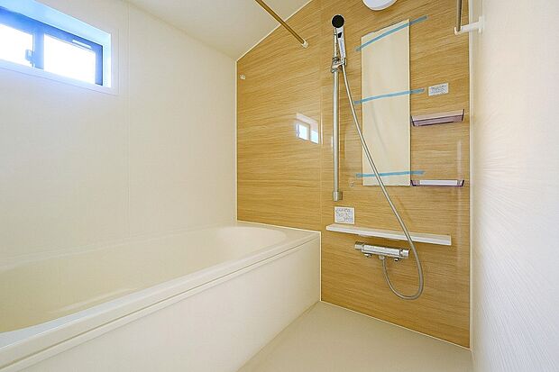 【浴室】浴室乾燥機付きの浴室は雨の日でも洗濯物が干せるので、忙しい共働きのご家庭でも大活躍です。  