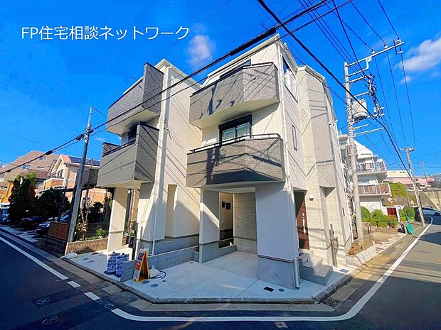 【前面道路含む現地写真】閑静な住宅地で子育て家族にピッタリ。毎日のお散歩も快適な緑に恵まれたエリアで、自然に包まれた穏やかな暮らしを実現するための、ゆとりある住環境が整っています。