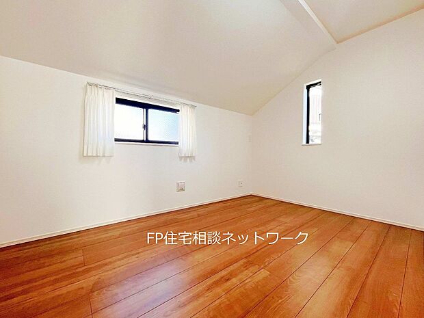 【洋室】2面採光でお部屋の隅々まで明るい印象の居室。おひさまの光を、爽やかな風をたっぷりと取り込めます。居室内はいつも明るい印象ですので、気持ちの良い朝を迎えられそう。毎日の生活も自然と明るくなりますね。