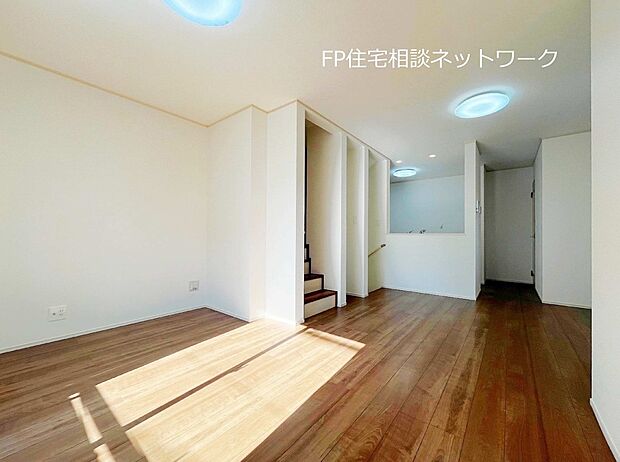 【リビング】家族の一体感を感じられる広々としたスペース。家族と過ごす時間を大切にする方にピッタリのゆとりの住空間です。お子様が元気に走り回っても安心して見守れます。家族の笑い声が今にも目に浮かびそう。