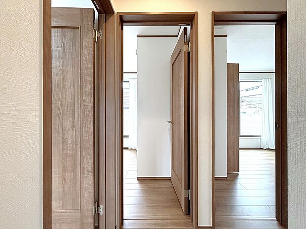 【その他内観】動線がしっかり考えられた間取り。採光もしっかりと計算されていてどの部屋も明るいのがうれしいですね。