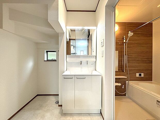 【洗面台・洗面所】ゆとりの洗面スペースで朝の身支度も快適スムーズに。鏡の裏にはたっぷりと収納スペースを標準装備!