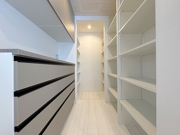 【キッチン】キッチン隣には、ストック食材やキッチン家電の収納に便利なパントリー収納付です。大きなお弁当箱などのシーズン品、レシピ本など収納できます。これだけのスペースがあるとスッキリ片付きます。