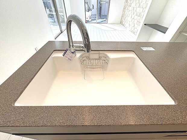 【ビルトイン浄水器】キッチンには浄水器を標準装備。最近は水を飲むという場面以外にも料理で使用したり、野菜を洗う場合もキレイな水で洗いたいという人が増えてきています。