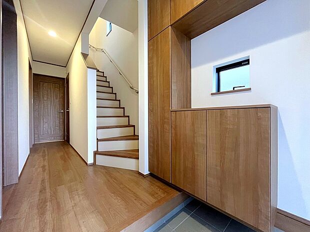 【玄関】散らかりがちな玄関もスッキリと保てる玄関収納。木目調の落ち着いた雰囲気の色目が、お部屋の雰囲気をそのまま表している家の顔です。