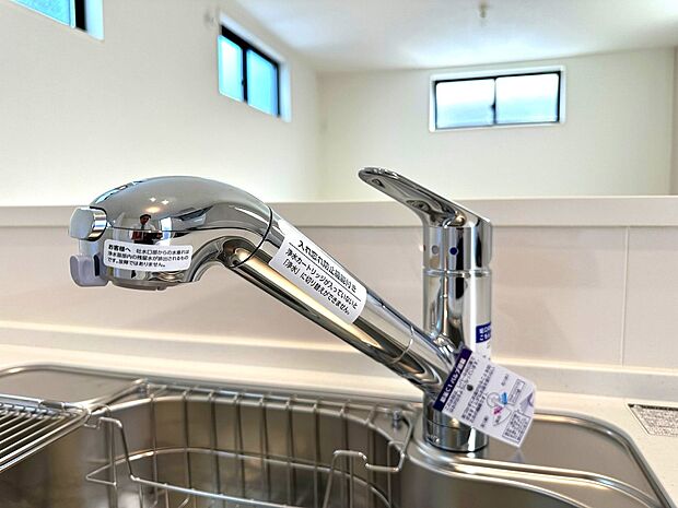 【浄水器一体型水栓】浄水と水道水を切り替えて使用できるスッキリとしたデザインの浄水器一体型水栓。ヘッドを引き出して使えるのでお料理はもちろんシンクの掃除が容易です。