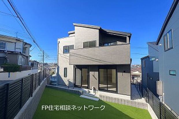 【現地外観写真】年中大活躍のプライベート空間になるお庭は、ご家族の団らんの場として最適なスペース。夏場にはご家族やご友人を招待してのBBQやお子様の水遊びも楽しめますね!家族の思い出作りの場として。