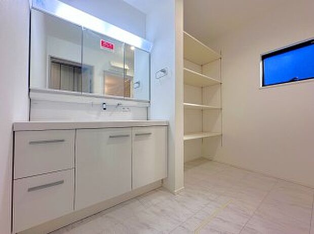 【洗面台・洗面所】ゆとりの洗面スペースで朝の身支度も快適スムーズに。面鏡で髪のセットやお化粧もストレスなくこなせ、朝から気分良く通勤通学に向かえそうですね!鏡の裏にはたっぷりと収納スペースを標準装備!