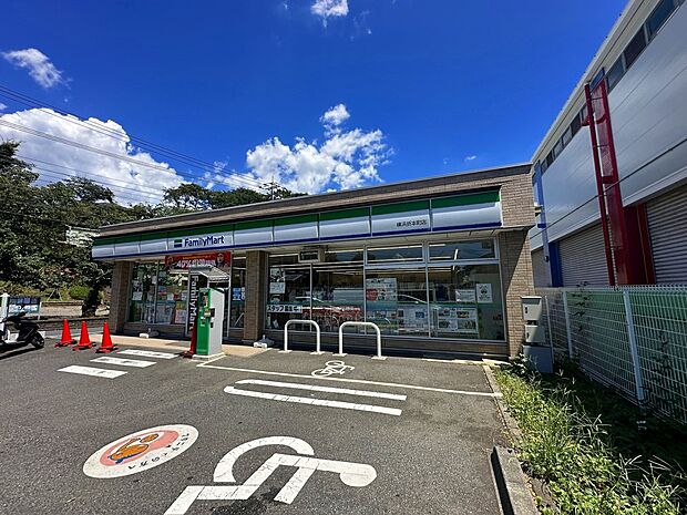 ファミリーマート　横浜折本町店（約600m・徒歩8分）