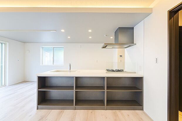 【キッチン】毎日使うキッチン周りが綺麗で清潔に保たれていると、お料理を作るのも楽しくなりますよね。おしゃれなペンダントライトや飾り棚など、機能性とデザイン性を持たせたキッチンで気持ちよくお料理が出来そうです。