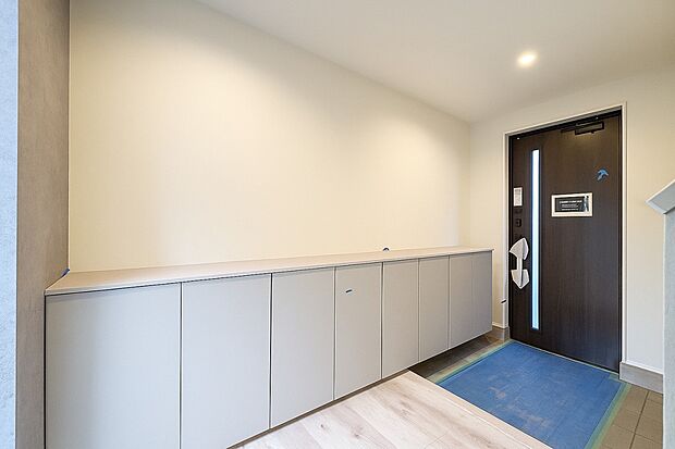 【玄関】散らかりがちな玄関もスッキリと保てる玄関収納は、家の中に入る時一番最初に目に付く場所だからこだわりたいですよね！木目調の落ち着いた雰囲気の色目が、お部屋の雰囲気をそのまま表している家の顔です。