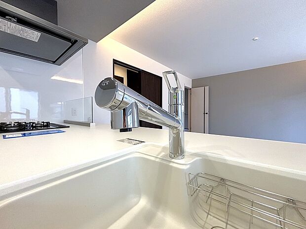 【浄水器一体型水栓】キッチンには浄水器を標準装備。最近は水を飲むという場面以外にも料理で使用したり、野菜を洗う場合もキレイな水で洗いたいという人が増えてきています。