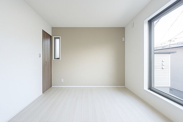 【リビング以外の居室】光が沢山取り込める大きな窓。2面採光なので、日差しを長時間受ける事が出来る暖かいお部屋です。もちろんペアガラスなので、遮音性にも優れ、結露も発生しにくい構造。サッシ周りのカビが発生しにくくなりますね。