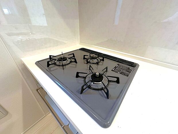 【3口ガスコンロ】慣れている方も多く、火力が目に見えるため、使いやすいという方も多い、3口のガスコンロ仕様です。