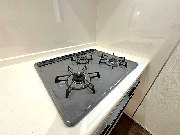 【3口ガスコンロ】慣れている方も多く、火力が目に見えるため、使いやすいという方も多い、3口のガスコンロ仕様です。 