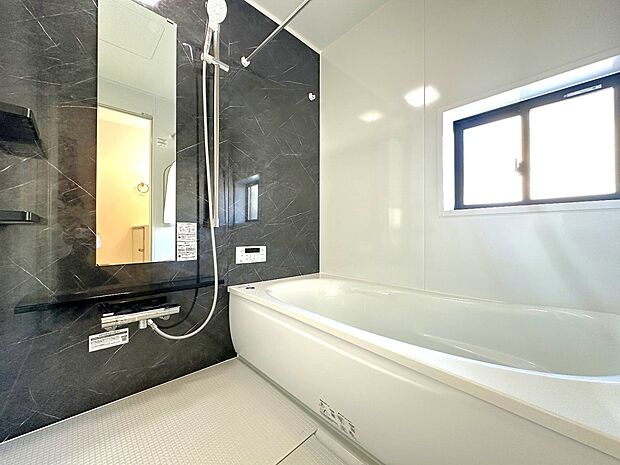 【浴室】ご家族との憩いの場として、一日の疲れを癒す場として、ゆったりと足を伸ばしてくつろげる綺麗で清潔感のある色味の浴室。