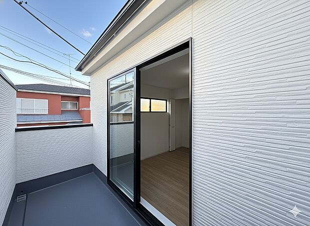 【バルコニー】南からの明るい光が差しこむ陽だまりの空間。南に大きく面したバルコニーでお洗濯も干せばあっという間に乾きそうで家事もスムーズにこなせますね！乾いたお洗濯物からは太陽の匂いが感じられる心地よさ。