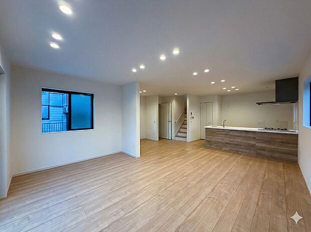 【リビング】家族の一体感を感じられる広々としたスペース。家族と過ごす時間を大切にする方にピッタリのゆとりの住空間です。お子様が元気に走り回っても安心して見守れます。家族の笑い声が今にも目に浮かびそう。