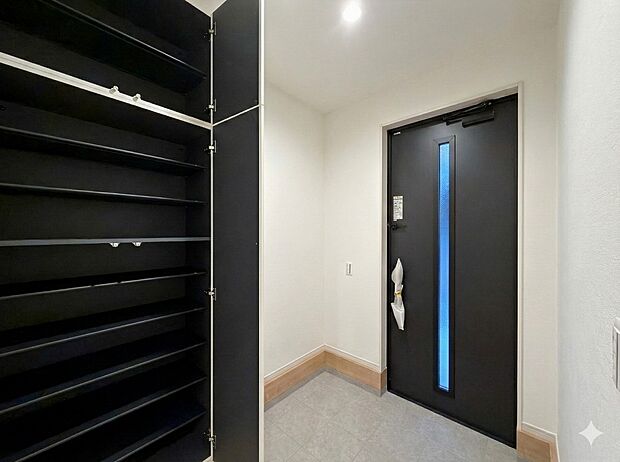 【玄関】散らかりがちな玄関もスッキリと保てる玄関収納は、家の中に入る時一番最初に目に付く場所だからこだわりたいですよね！木目調の落ち着いた雰囲気の色目が、お部屋の雰囲気をそのまま表している家の顔です。