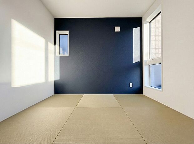 【和室】LDに隣接したタタミコーナーがあります。お子様が小さいうちはお子様スペースとしてちょうどよい場所です。