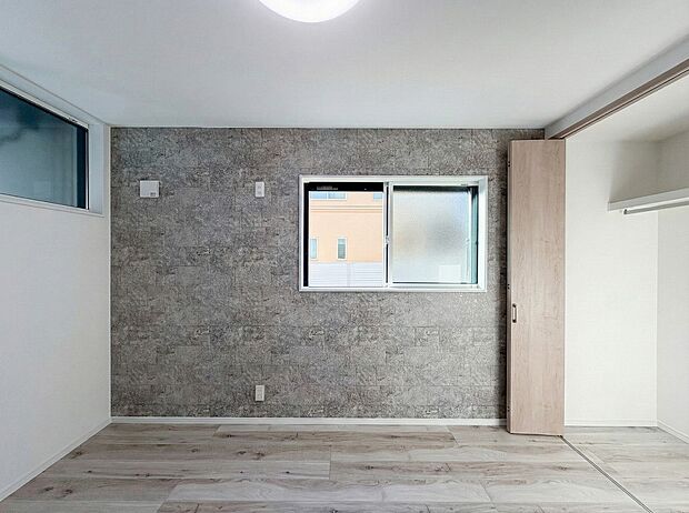 【洋室】全居室には大型の収納クローゼットを完備!普段使いのお洋服や小物はもちろん、季節物のお洋服などもしっかりと整理整頓おしまい頂けます。居室空間をより広く隅々までお使いいただけますね。