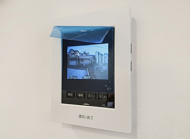 【TVモニター付インターホン 】モニター付インターホンが標準仕様です。不安になりがちな防犯面。目で確認できるからあんしんです。