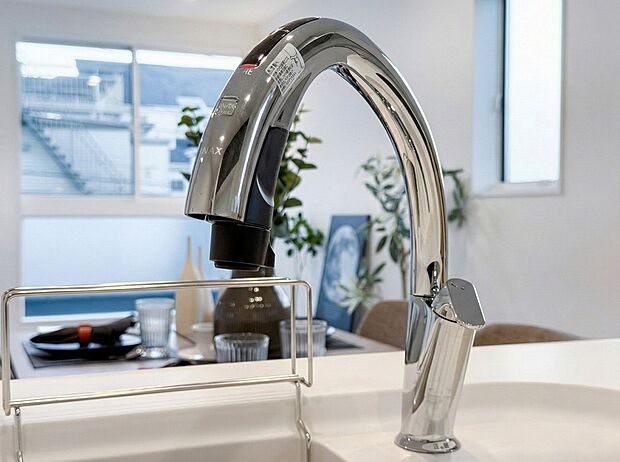 【ビルトイン浄水器 】キッチンには浄水器を標準装備。水を飲むという場面以外にも料理で使用したり、野菜を洗う場合もキレイな水で洗いたいという人が増えてきています。